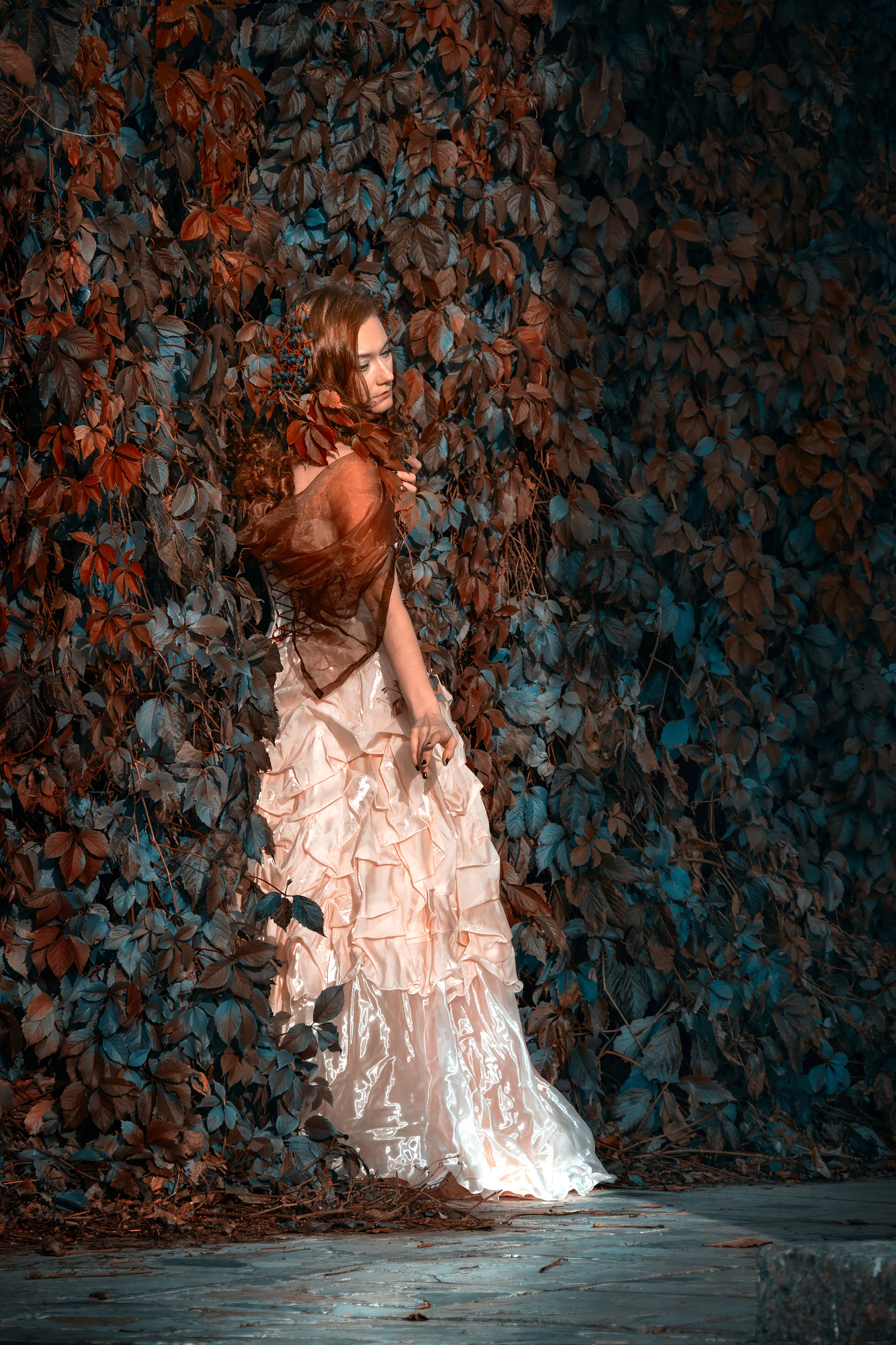 Девушка в листьях осенней лозы. Фотограф Вячеслав Мудряков