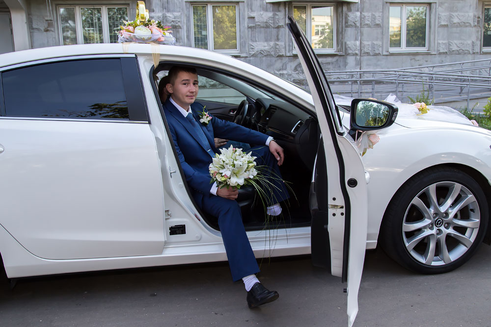 Свадебная фотосессия жениха с букетом цветов. Свадебный фотограф Вячеслав Мудряков