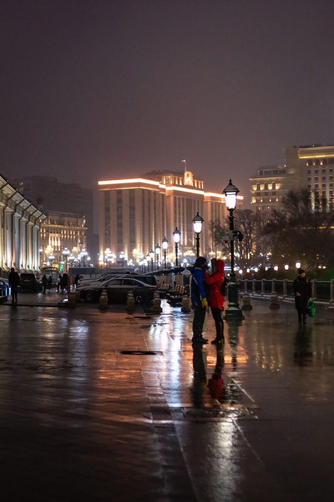 Влюблённая пара ночью на Боровицкой улице в Москве