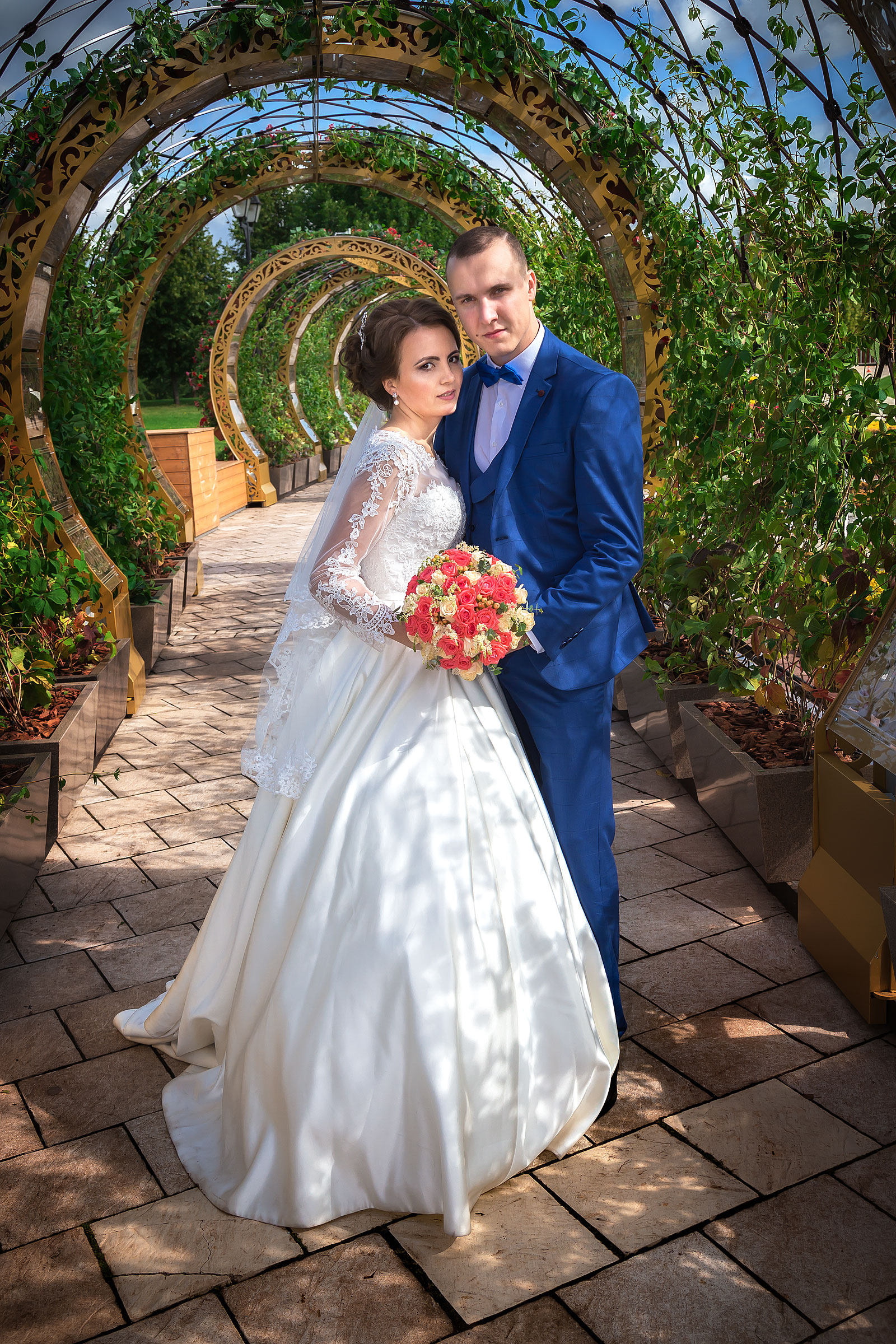 Свадебная пара с букететом. Фотограф Вячеслав Мудряков