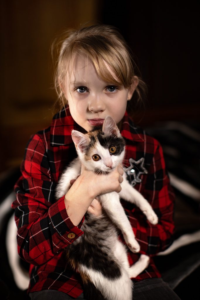 Девочка с котёнком на руках