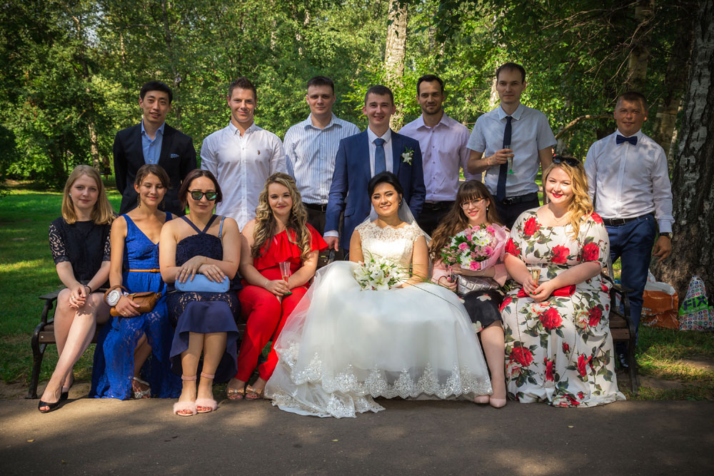 Свадебная фотосессия молодоженов с гостями свадьбы