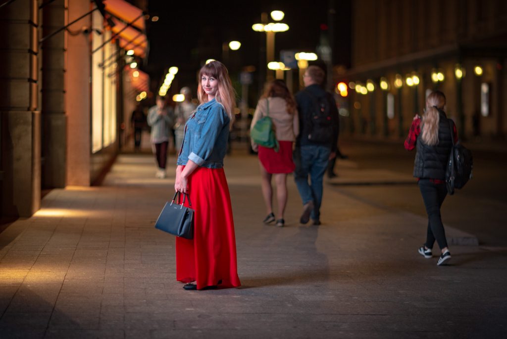 Портрет девушки в красном платье на улице ночью. Фотограф Вячеслав Мудряков