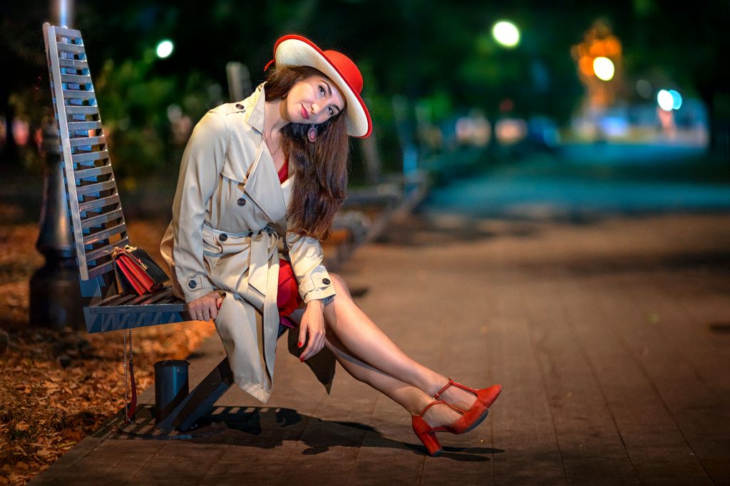 Девушка ночью на скамейке в красной шляпе. Фотограф Вячеслав Мудряков