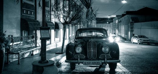 Ретро автомобиль ночью на старой улице Москвы
