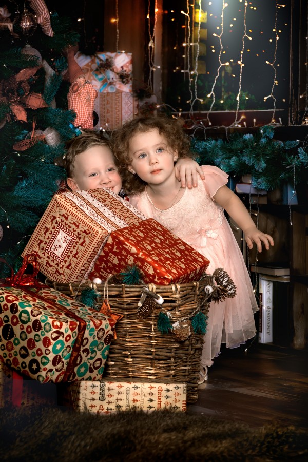 Дети возле ёлки с подарками на Новый год в студии