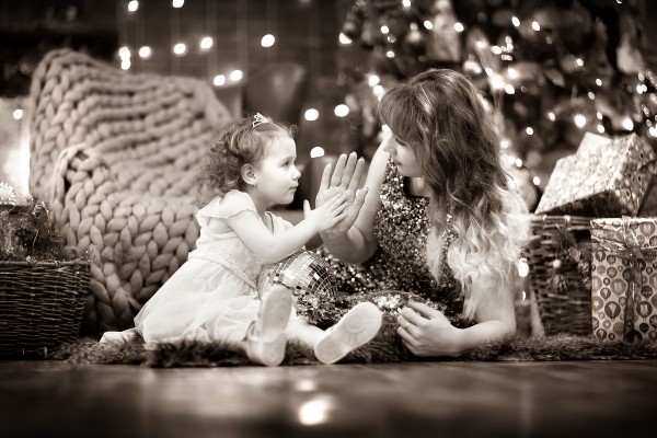 Девочка с мамой возле новогодней ёлки в студии