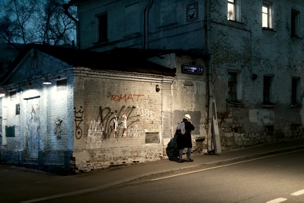 Хохловский переулок ночью с прохожим