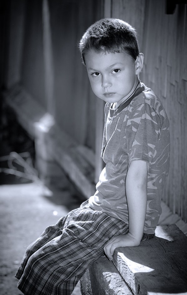 Мальчик на скамейке черно-белый портрет