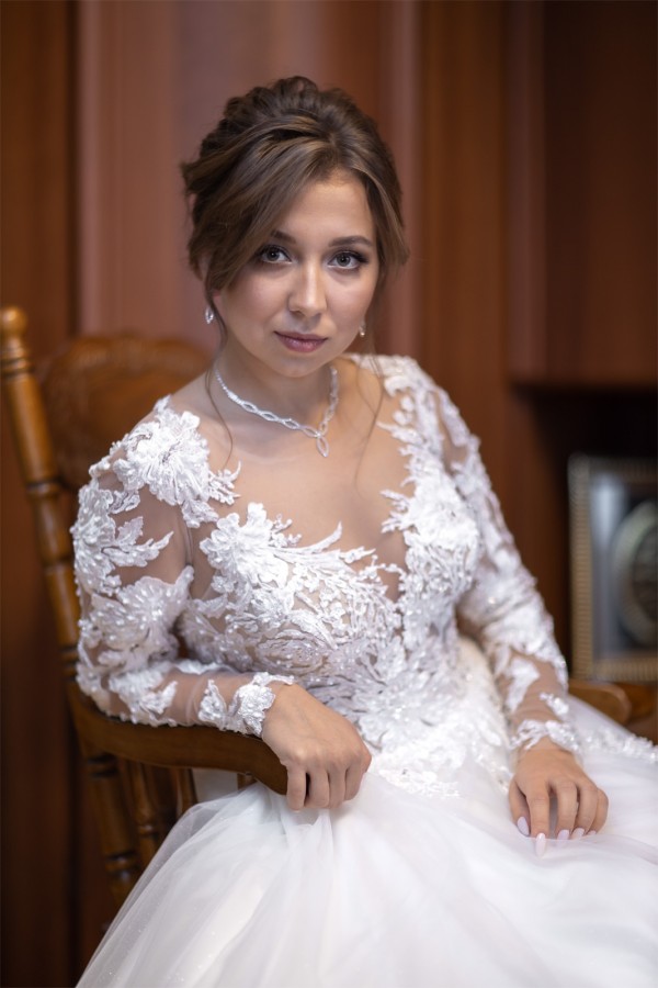 Невеста в белом платье в кресле