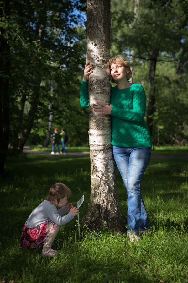 Девушка с ребенком в парке
