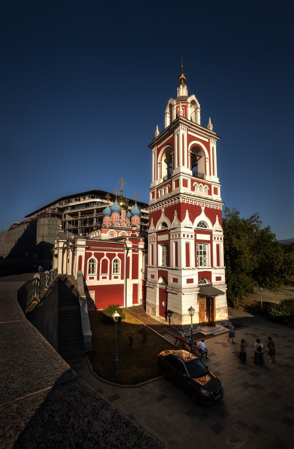 Церковь Георгия Победоносца на улице Варварка летом