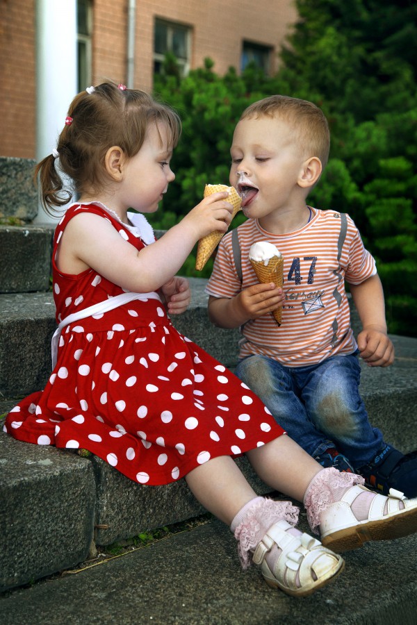 Дети едят мороженное друг у друга