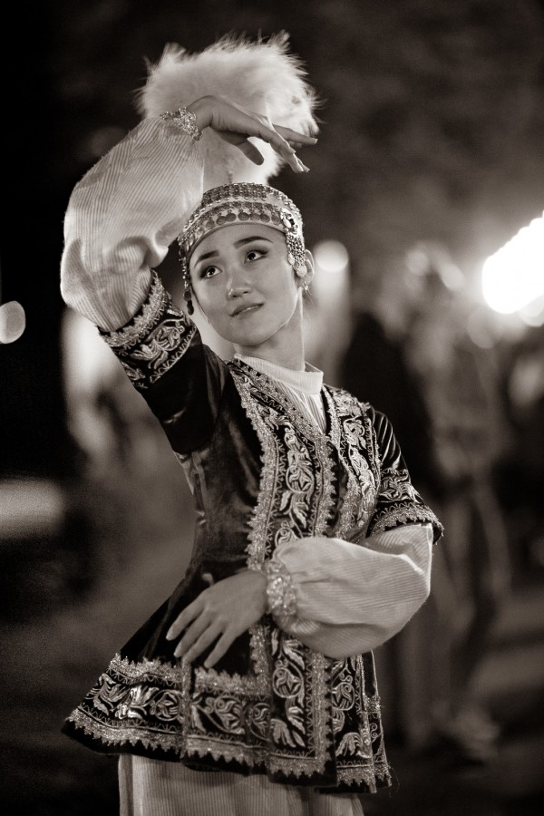 Девушка казашка в национальном костюме танцует