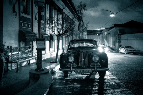 Ретро автомобиль ночью на старой улице Москвы