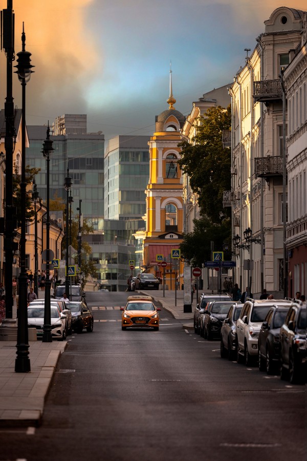 Улица Рождественка Москвы. Едет такси