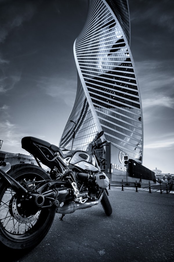 Мотоцикл возле небоскрёба "Эволюция" в Москва-Сити. Черно-белое фото
